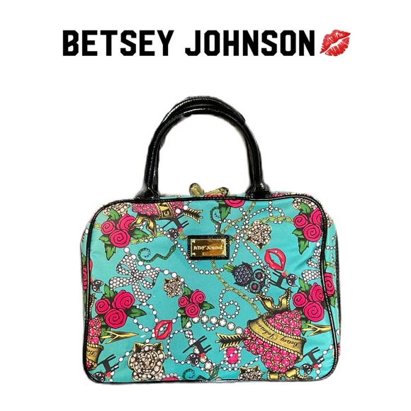 Betsey Johnson Handbags - 💋BETSEY JOHNSON Cosmetic bag